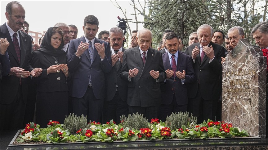 MHP Genel Başkanı Bahçeli, Alparslan Türkeş'in kabrini ziyaret etti