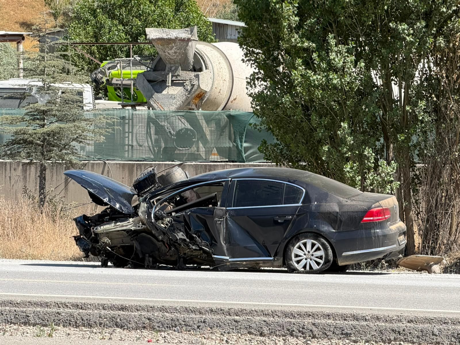 Ankara'da feci kaza: Otomobil direğe ok gibi saplandı, 1'i çocuk 3 yaralı