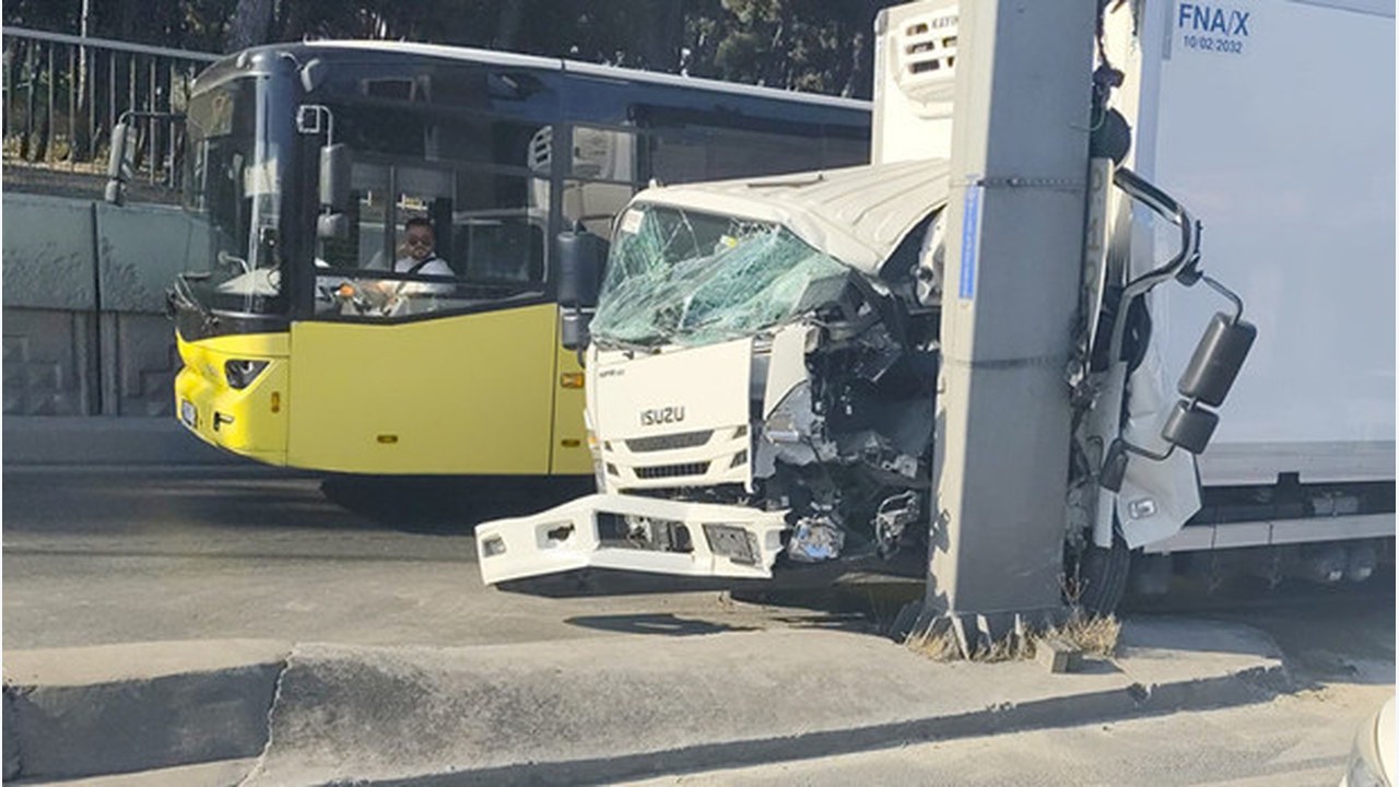 Bahçelievler D-100'de yön direğine çarpan kamyonetin sürücüsü yaralandı