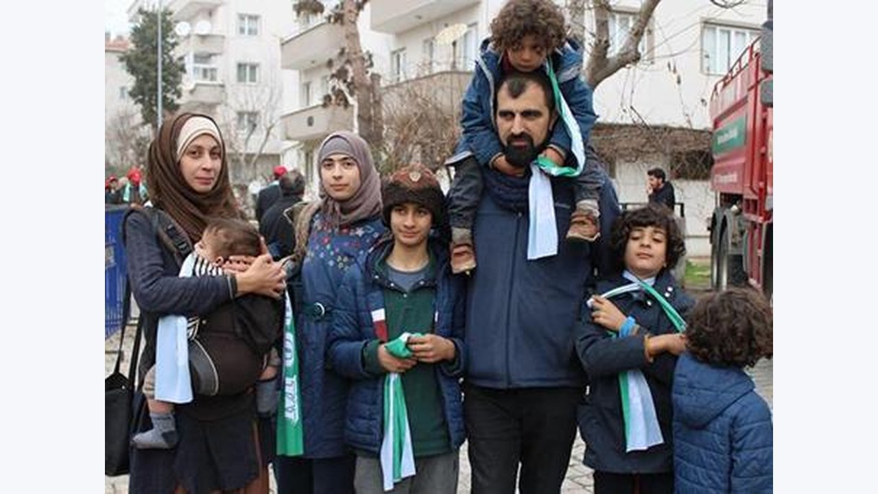 Cumhurbaşkanını görmek için 6 çocuğuyla Fransa’dan geldi