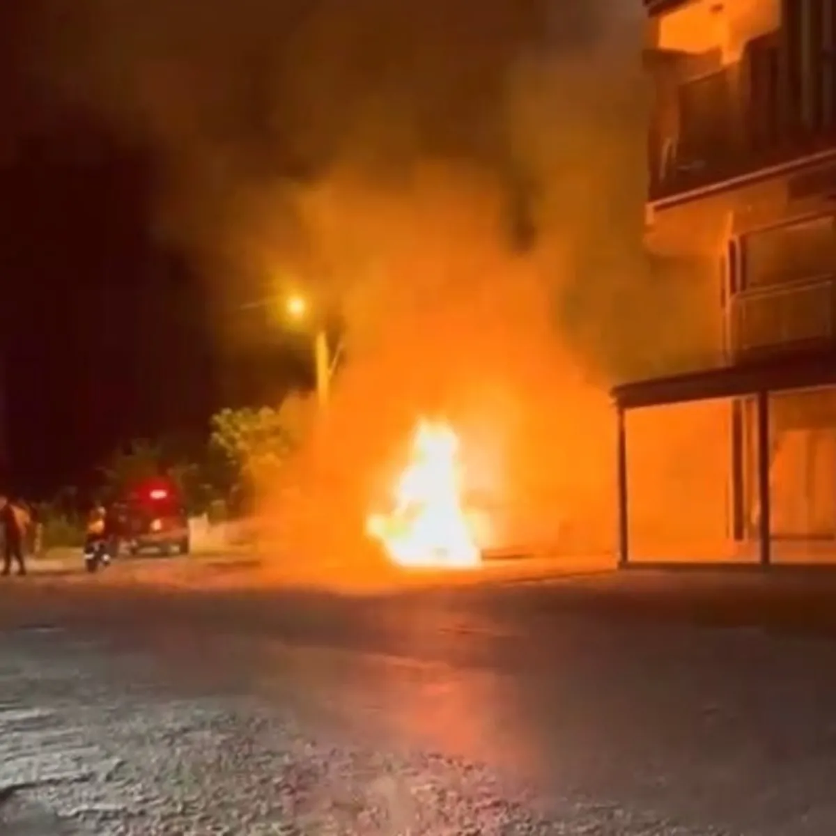 Yangın battaniyesi faciayı önledi! Elektrikli araçta korkutan yangın