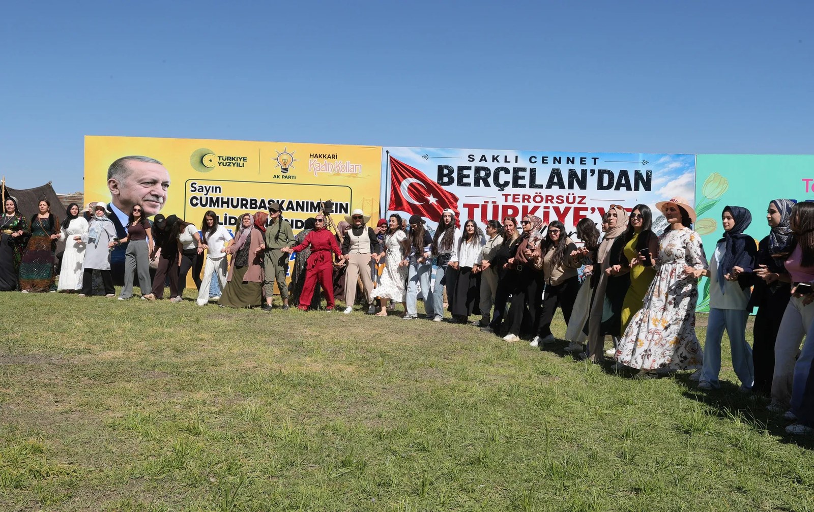 Terörün gölgesinden şenliğe! Başkan Erdoğan Hakkarili kadınlarla görüştü