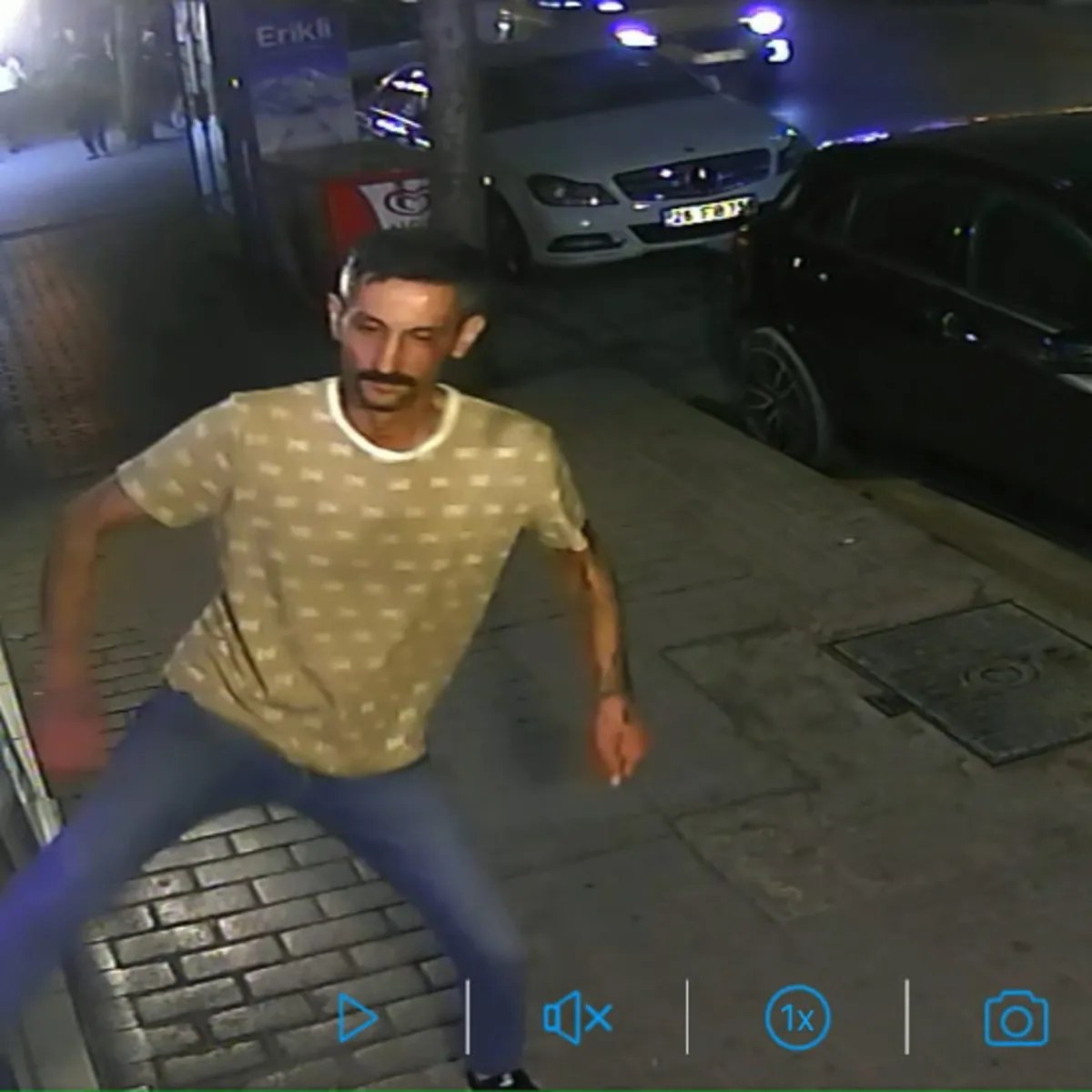 Camı kırdı, kaçamadı! Esnaf şüpheliyi kıskıvrak yakaladı