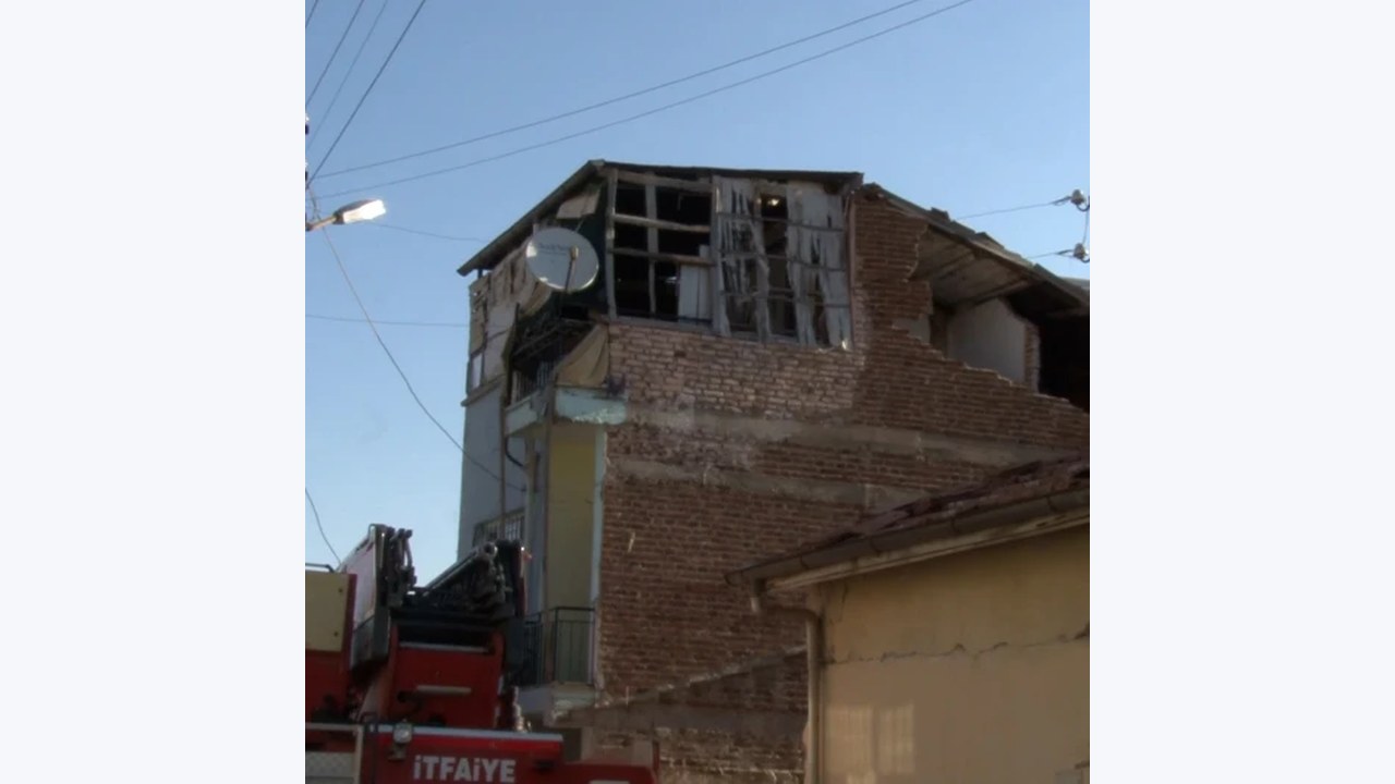 Malatya’da deprem sonrası iki katlı evde kısmi göçük