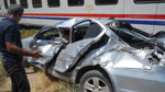 Muş'ta tren otomobile çarptı: 3 yaralı