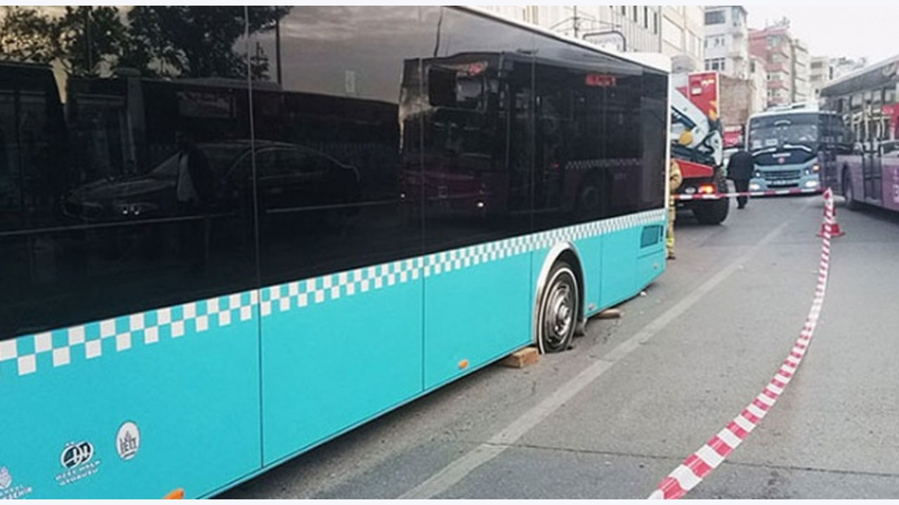 Kadıköy'de yol çöktü! Özel halk otobüsünün tekeri içine düştü