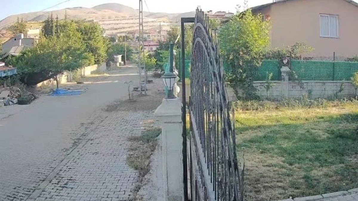 Malatya'daki deprem anı kameralara yansıdı