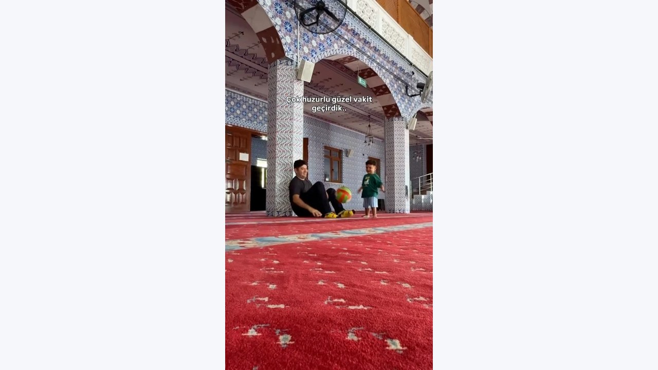 Atakan Özyurt’un çocuğuyla çektiği cami videosu milyonlar izlendi