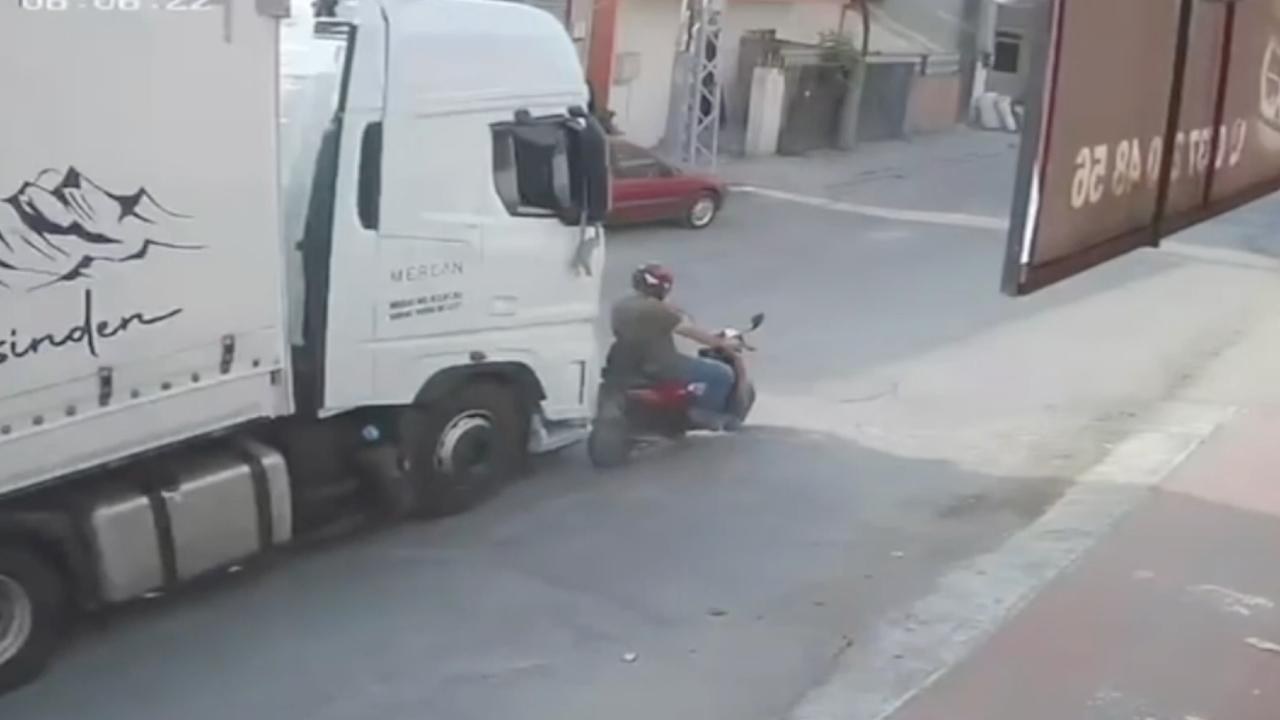 Tırın kör noktasında kalan motosikletli ölümden döndü