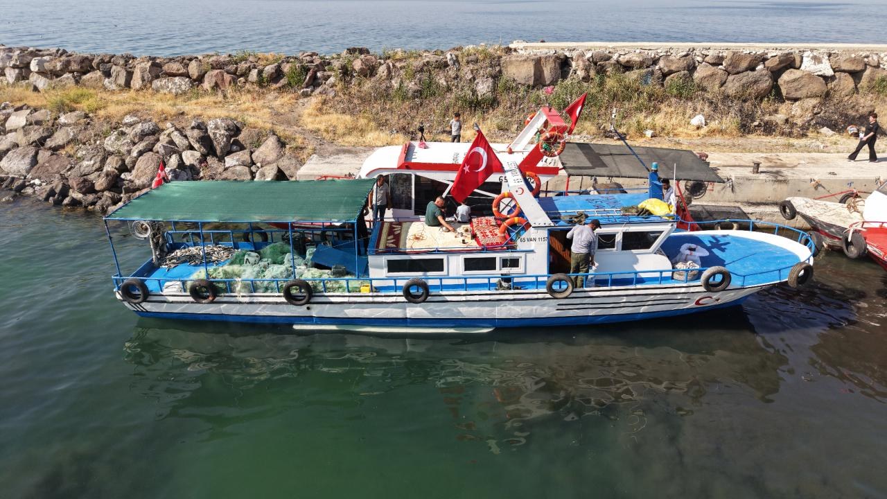 Van Gölü'nde inci kefali avı başladı