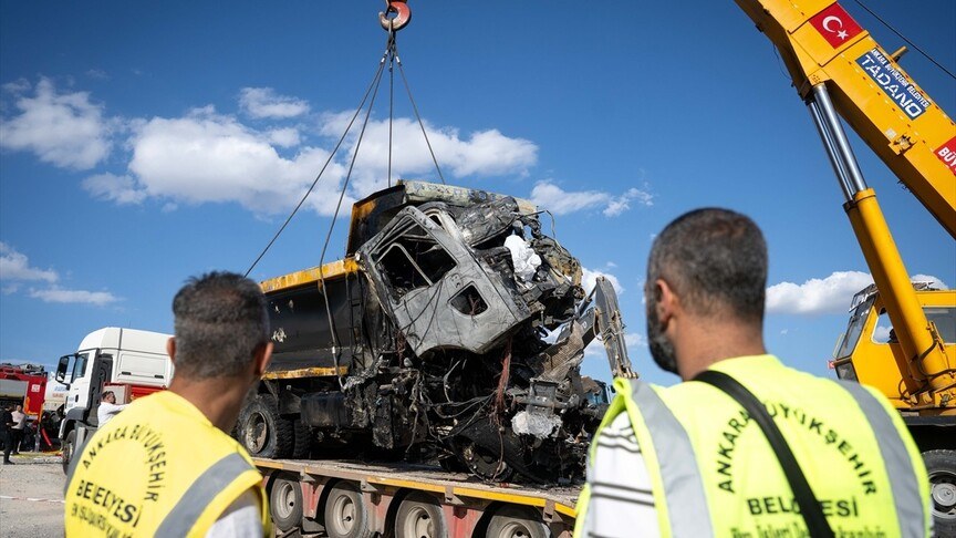 Ankara'da freni patlayan hafriyat kamyonunun karıştığı kazada 2 kişi öldü