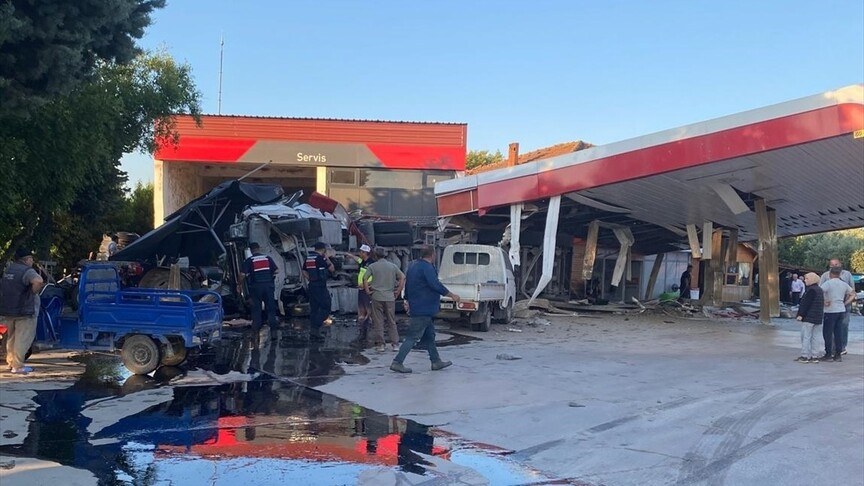 Bursa'da tır akaryakıt istasyonundaki marketin duvarına çarptı, 1 kişi öldü, 2 kişi yaralandı