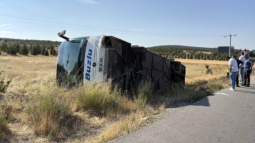 Eskişehir'de yolcu otobüsünün şarampole devrildiği kazada 24 kişi yaralandı