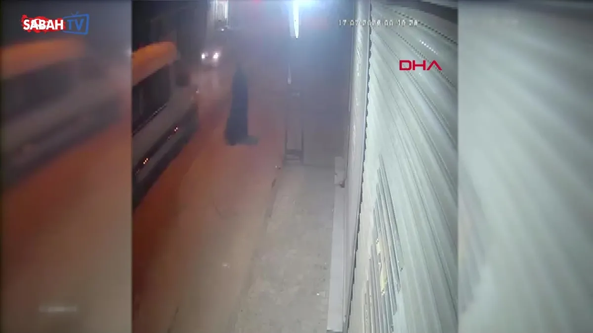 Tanınmamak için çarşaf giyip iş yerine kurşun yağdırdı! O anlar kameraya böyle yansıdı | Video
