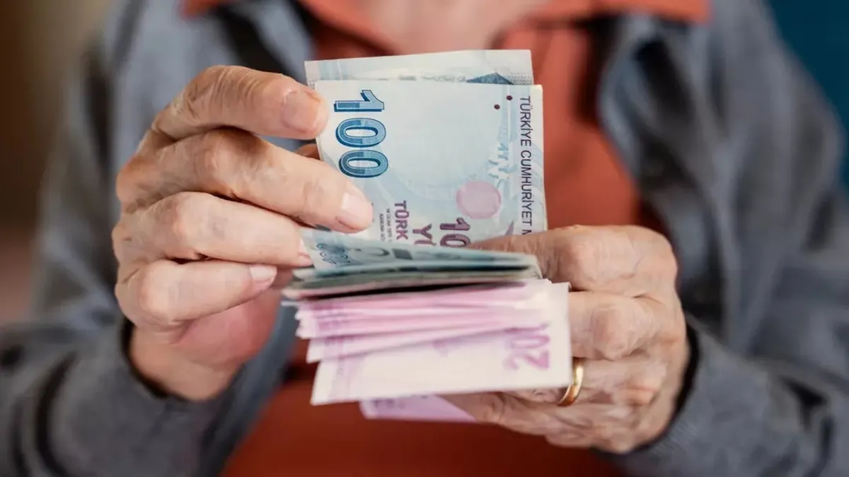 EMEKLİ MAAŞI SON DAKİKA! En düşük emekli maaşı alanlar dikkat! Zam farkı bu ay yapılacak: İşte yatacak rakam