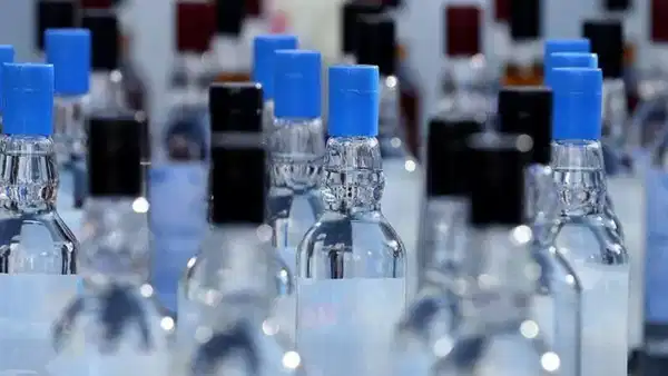 İzmir'de 8 bin 603 şişe kaçak içki ele geçirildi