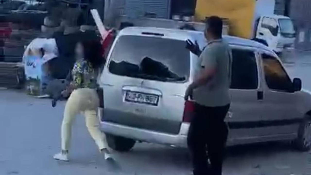 Sinirlendiği erkeğin aracına ve dükkanına çekiçle saldırdı