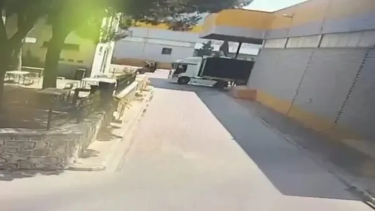 İzmir'de Korkunç Kaza: TIR ile Forklift Çarpıştı