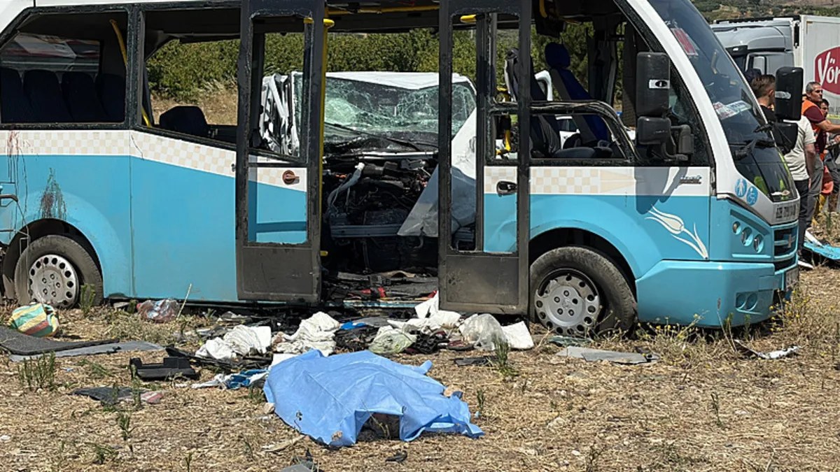 Manisa'da İki Araç Çarpıştı: Yaralılar Var