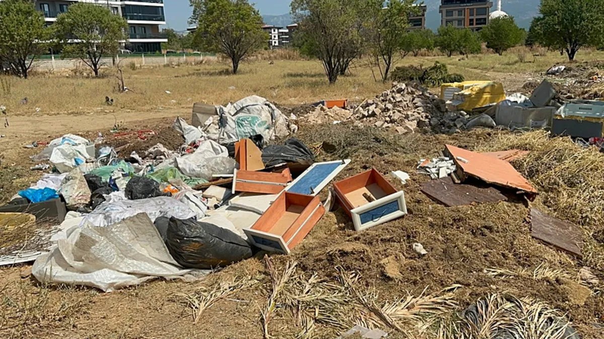 İzmir'de Belediyeye Ait Binanın Arkasındaki Arazi Çöplüğe Döndü