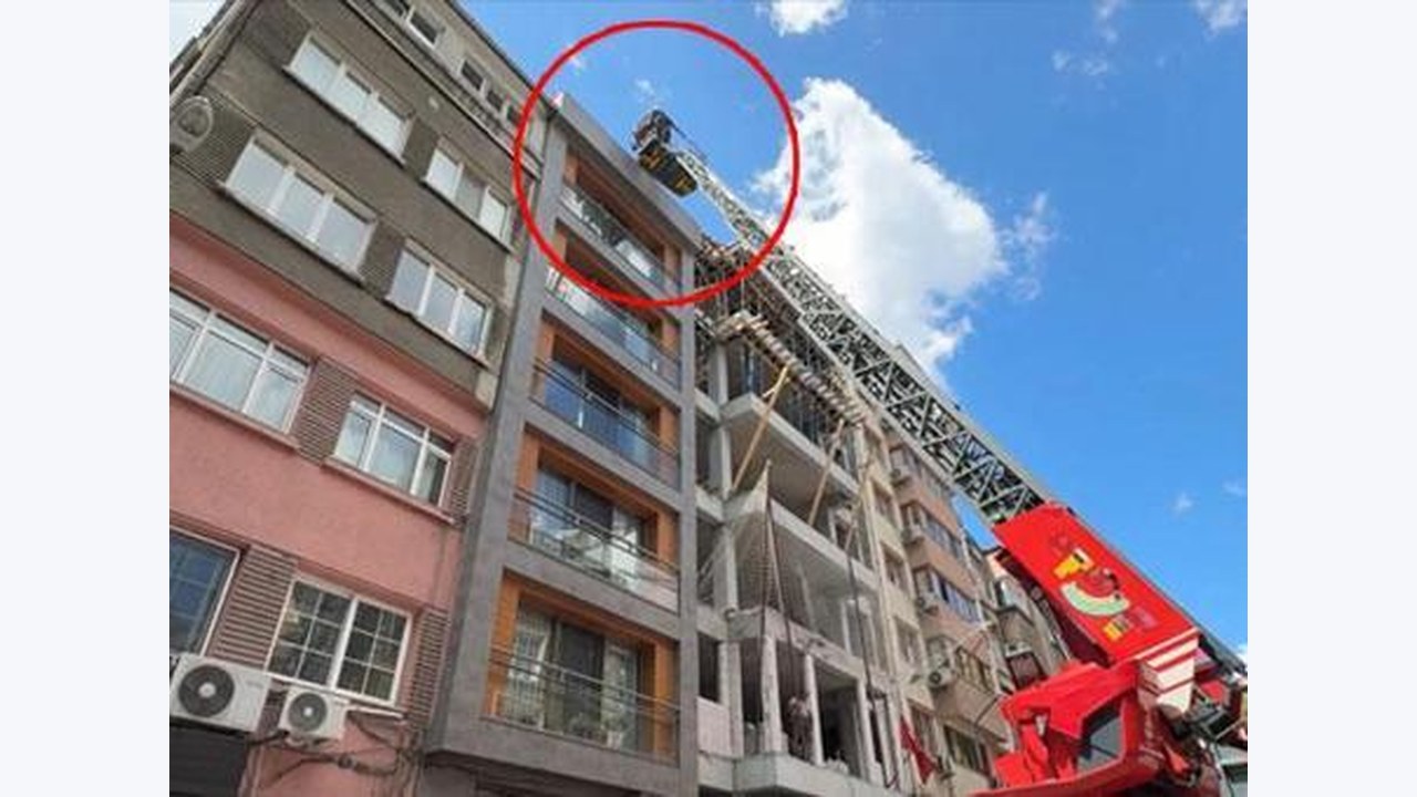 Beyoğlu'nda Çatıya Çıkan Turistin İtfaiyeye Verdiği Yanıt Şaşırttı