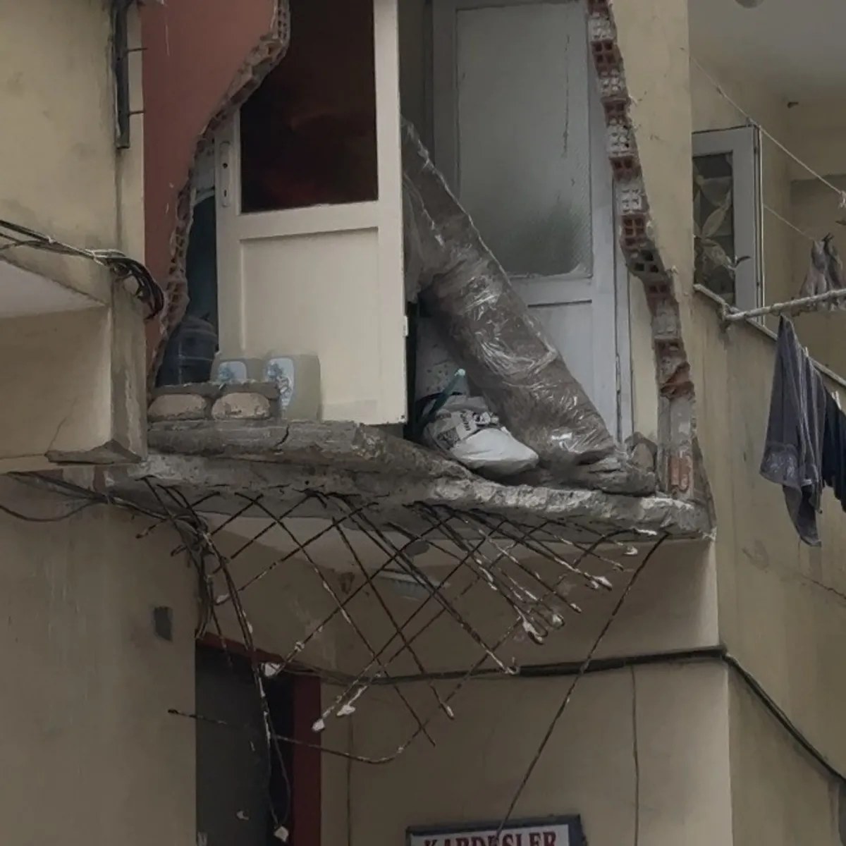 Güngören'de Bina Balkonu Çöktü: Hasar Sabah Saatlerinde Ortaya Çıktı