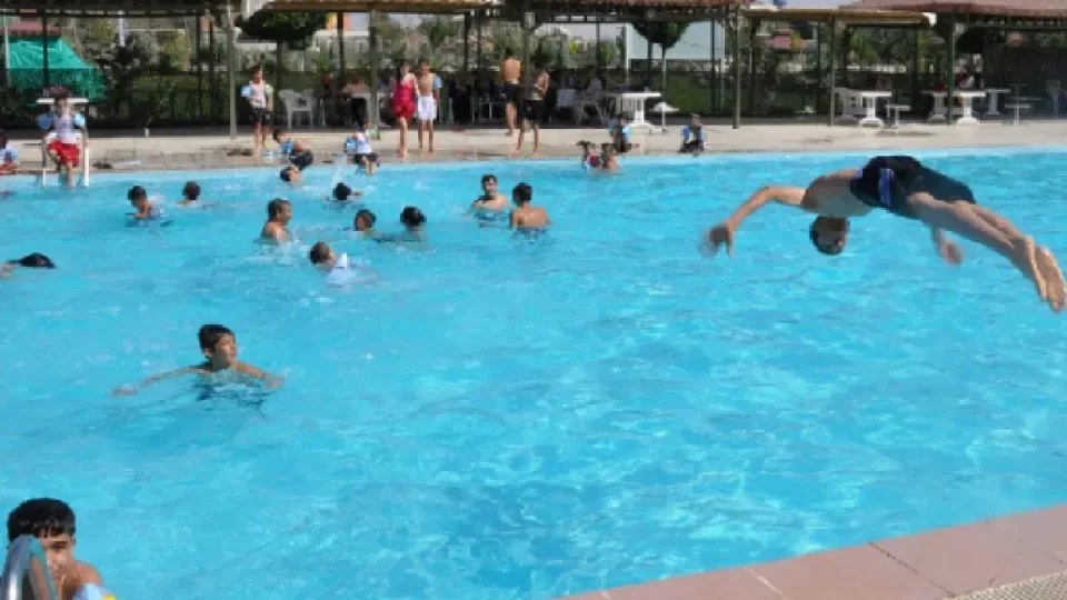 Yaz Aylarinda Cocuklar Icin Havuz Guvenligi ve Alinmasi Gereken Onlemler