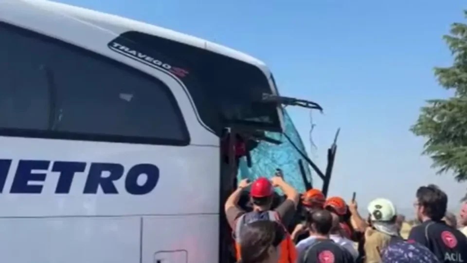 Uşak'ta Yolcu Otobüsü Kamyona Çarptı: 1'i Ağır 8 Yaralı