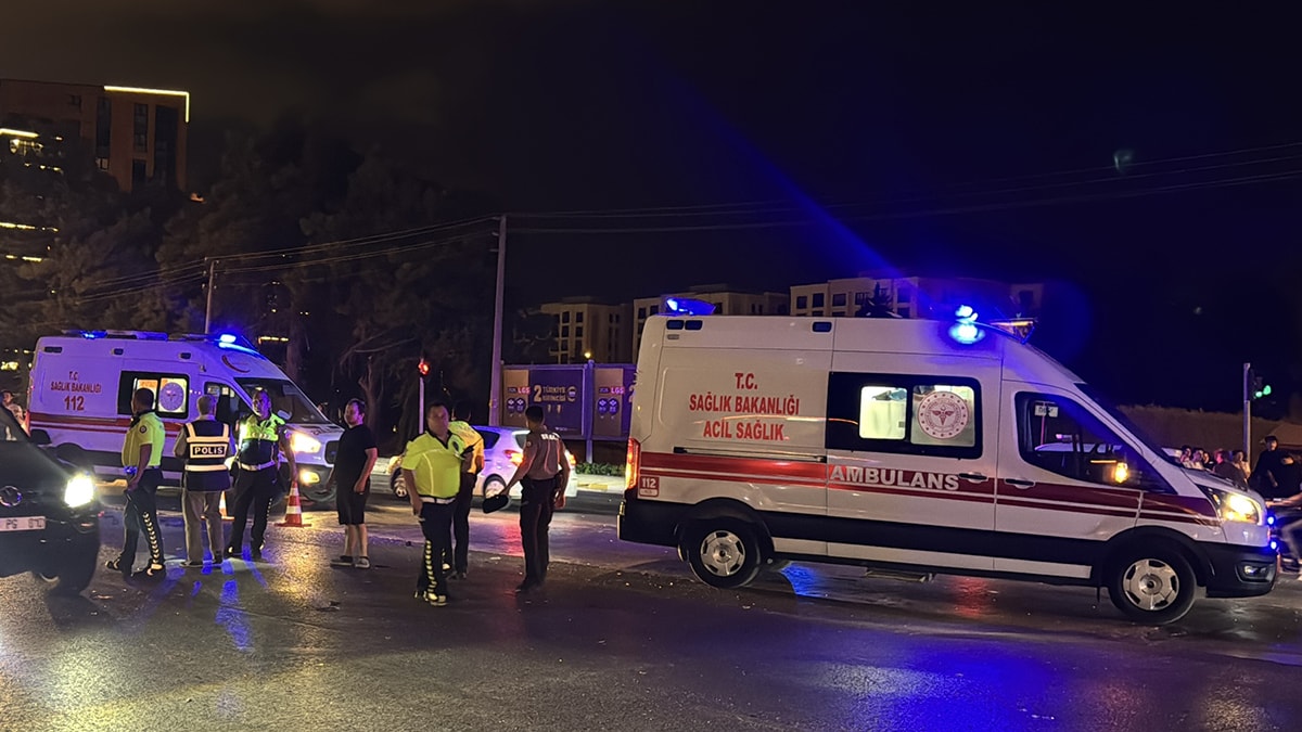 Balıkesir'de Otomobildiğin Yolculuğunun Çoktan Kızılak Çarpmaya Görelenen 2 Cocuk