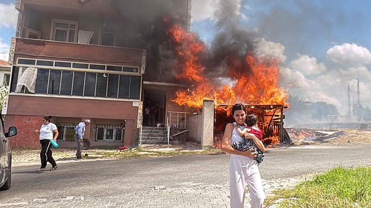 Alevler binanın garajını sardı, kardeşini kucağına alıp dışarı kaçtı