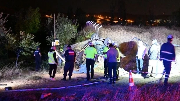 Kırıkkale'de Aydınlatma Direğine Çarpan Otomobil Takla Atması Sonucu Meydana Gelen Trafik Kazası Üzerindeki Olanlar