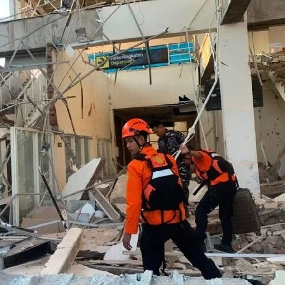 Endonezya'da 7,7 büyüklüğünde deprem! Can kaybı artıyor