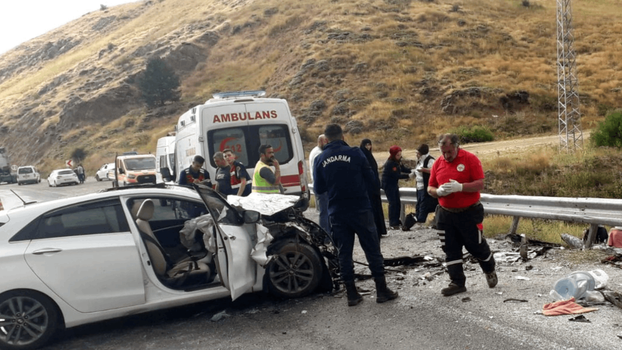 Sivas'ın İmranlı ilçesinde minibüs ile otomobilin çarpışması sonucu meydana gelen trafik kazasında 11 kişi yaralandı
