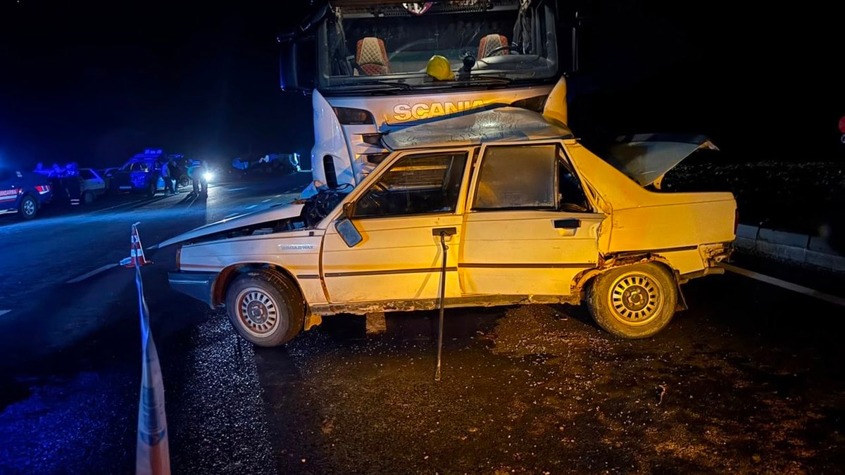 Kastamonu'da tır ile otomobilin çarpışması sonucu 2 kişi hayatını kaybetti