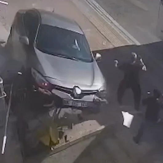 Kocaeli'de Otomobilin Merdiven Boşluğuna Düşmesi Sonucu Fecil Bir Kaza